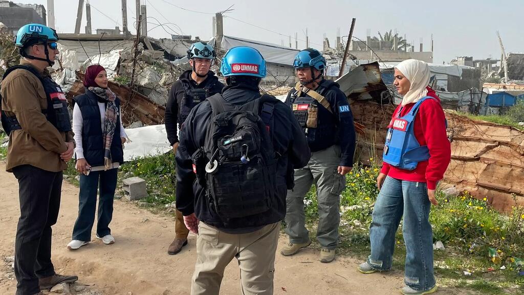 علياء أبو شاويش الموظفة في دائرة الأمم المتحدة للإجراءات المتعلقة بالألغام (يمين) خلال زيارة ميدانية في غزة مع زملائها لضمان حماية السكان من الذخائر غير المنفجرة.